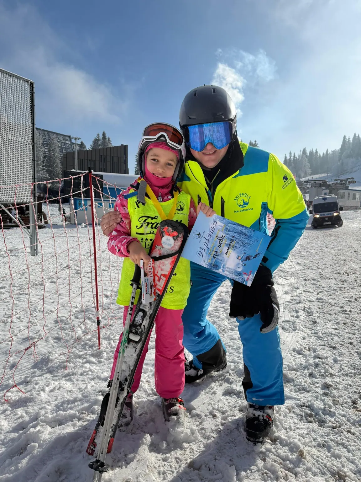 Dijete na skijama u zimskom odmaralištu